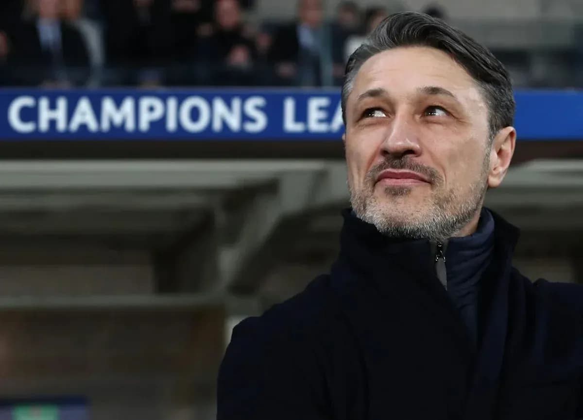 Entrenador en el banquillo durante la Champions League