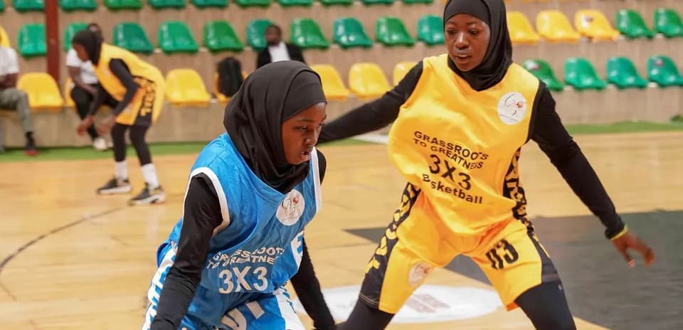 Jugadoras de baloncesto compitiendo en el campo