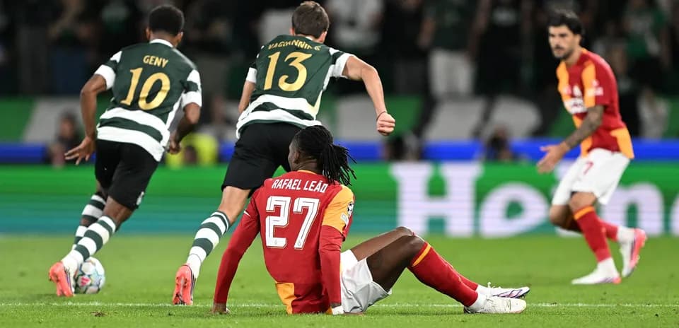Rafael Leão sentado en el campo durante el partido