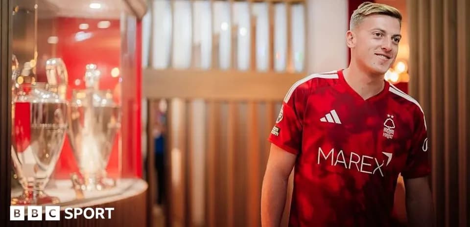 Jugador de Nottingham Forest en camiseta roja posando