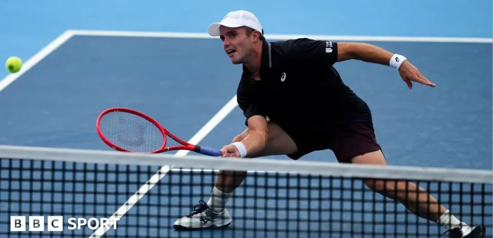 Jugador de tenis haciendo un golpe de revés