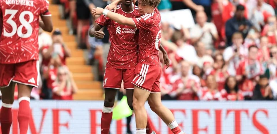 Jugadores de Liverpool celebrando en el campo