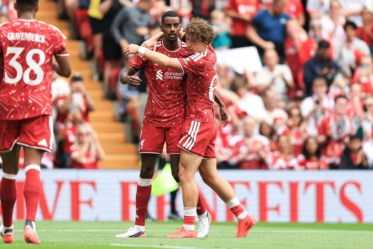 Jugadores de Liverpool celebrando en el campo