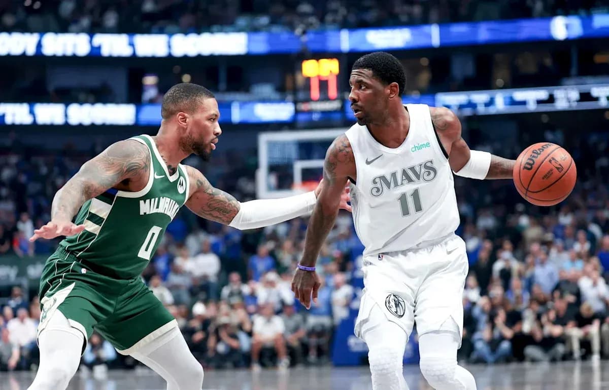 Jugador de los Mavericks driblando ante defensor de los Bucks