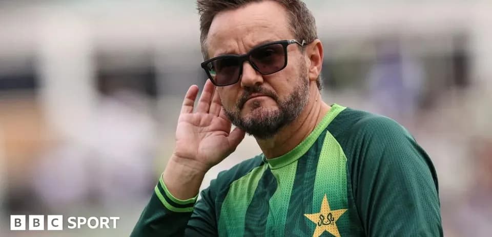 Entrenador de Pakistán escuchando durante el entrenamiento