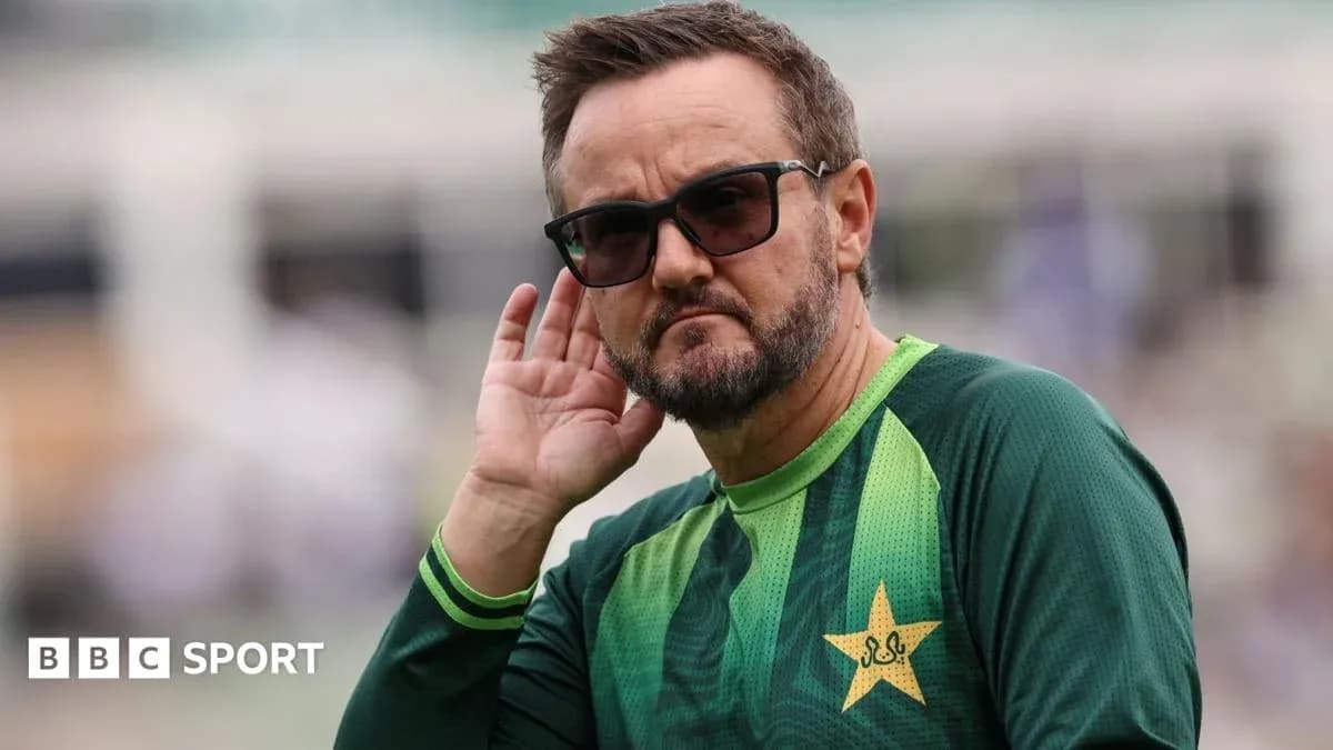 Entrenador de Pakistán escuchando durante el entrenamiento