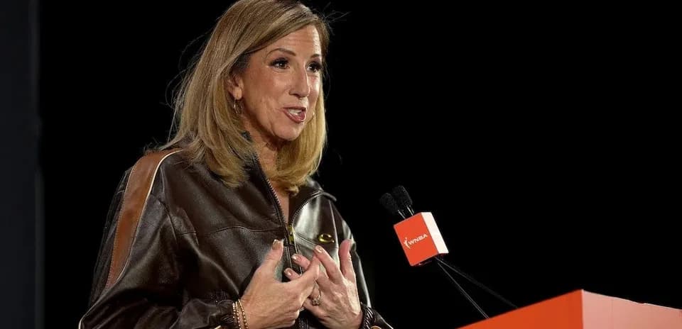 Mujer hablando en un podio de prensa