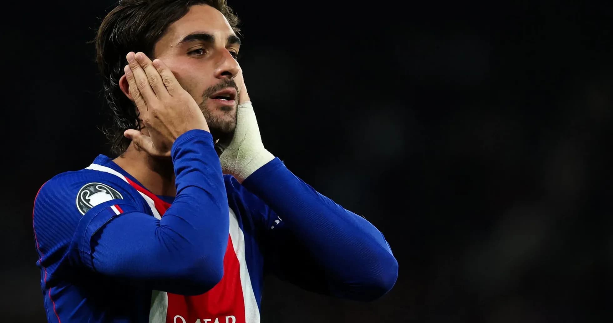 Jugador con manos en la cara durante el partido