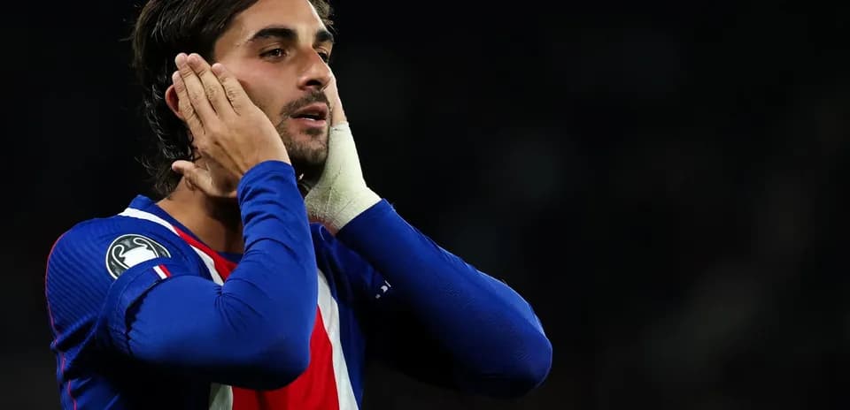 Jugador con manos en la cara durante el partido