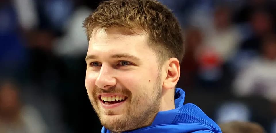 Jugador sonriendo durante calentamiento en cancha