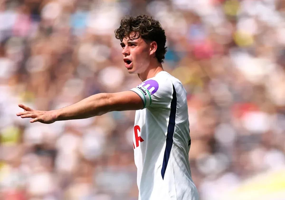 Jugador de Tottenham dando instrucciones durante el partido