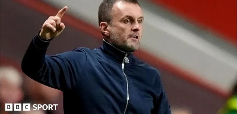 Entrenador dirigiendo a su equipo durante el partido