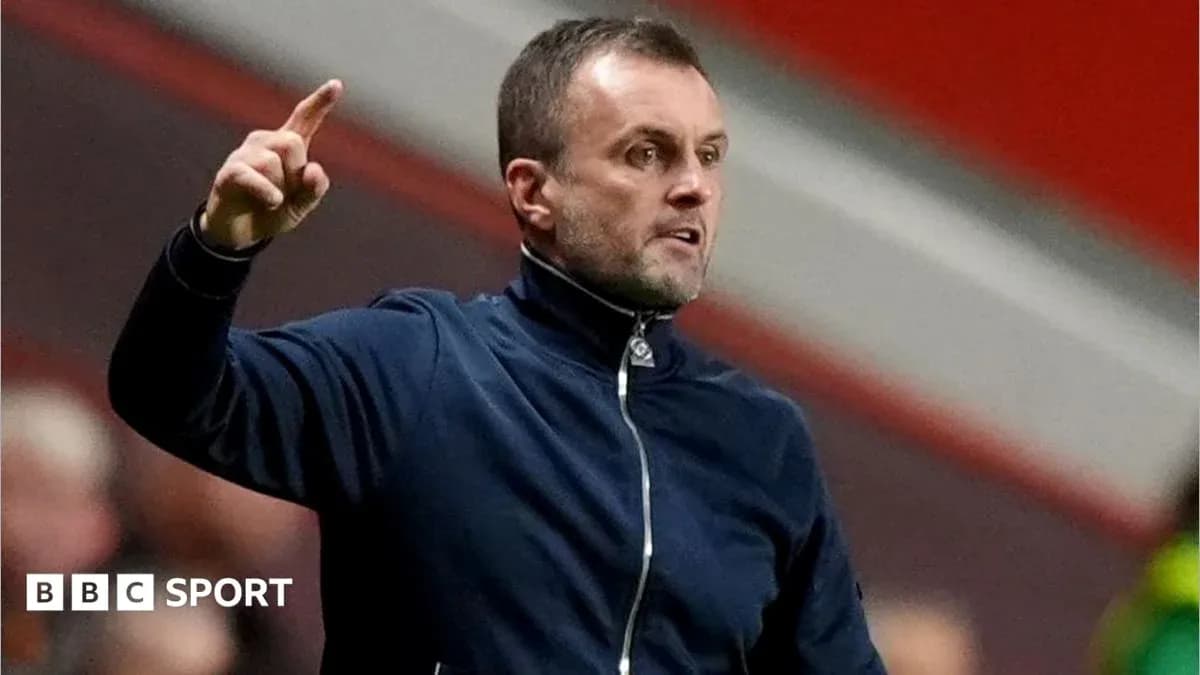 Entrenador dirigiendo a su equipo durante el partido