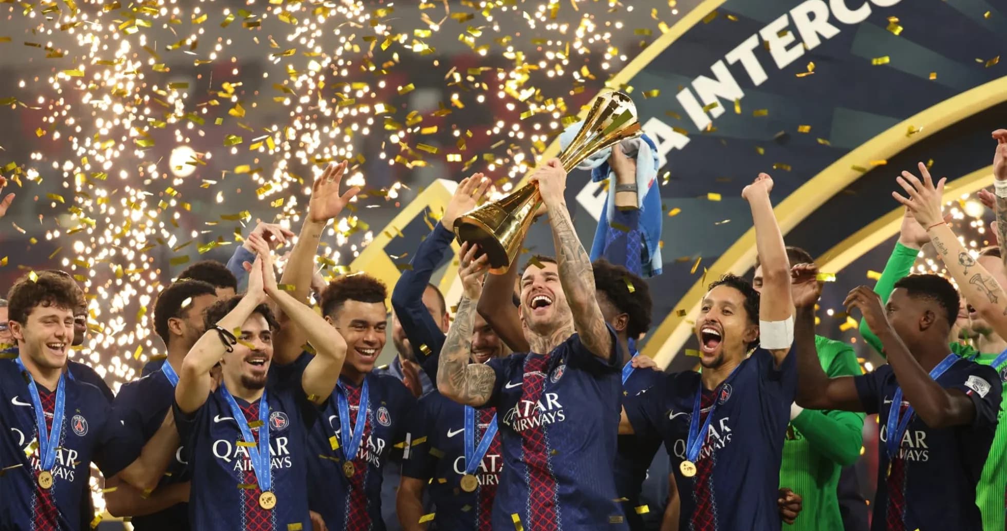 Jugadores del PSG celebrando el título con trofeo
