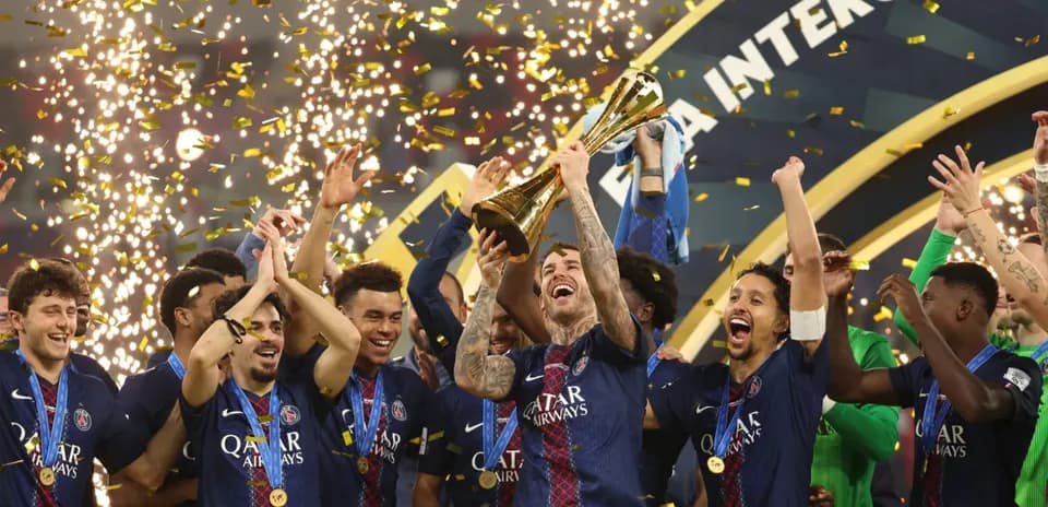 Jugadores del PSG celebrando el título con trofeo