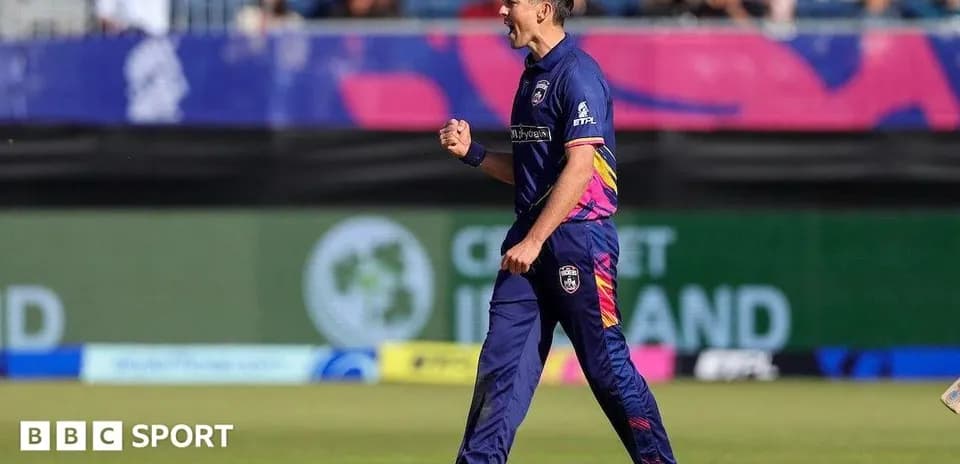 Jugador celebrando un wicket durante partido de cricket