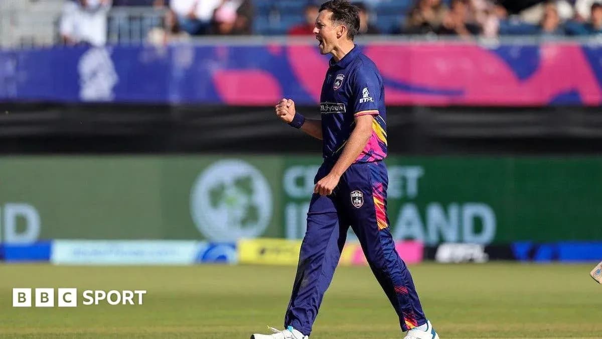 Jugador celebrando un wicket durante partido de cricket