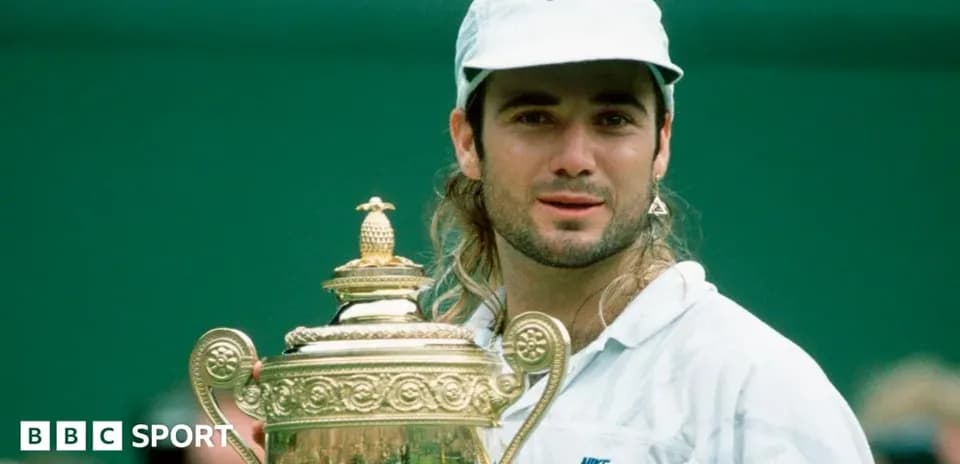 Jugador sosteniendo trofeo de Wimbledon en celebración