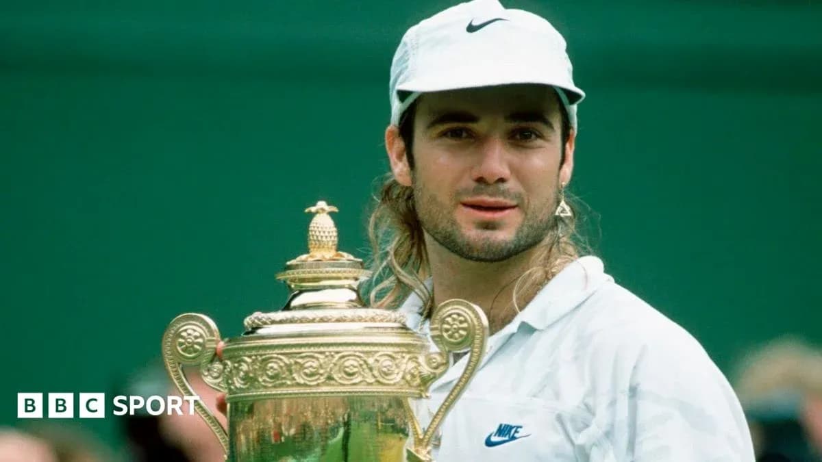 Jugador sosteniendo trofeo de Wimbledon en celebración