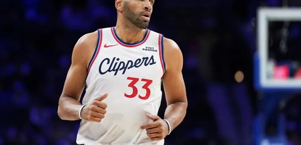 Jugador de los Clippers corriendo en la cancha