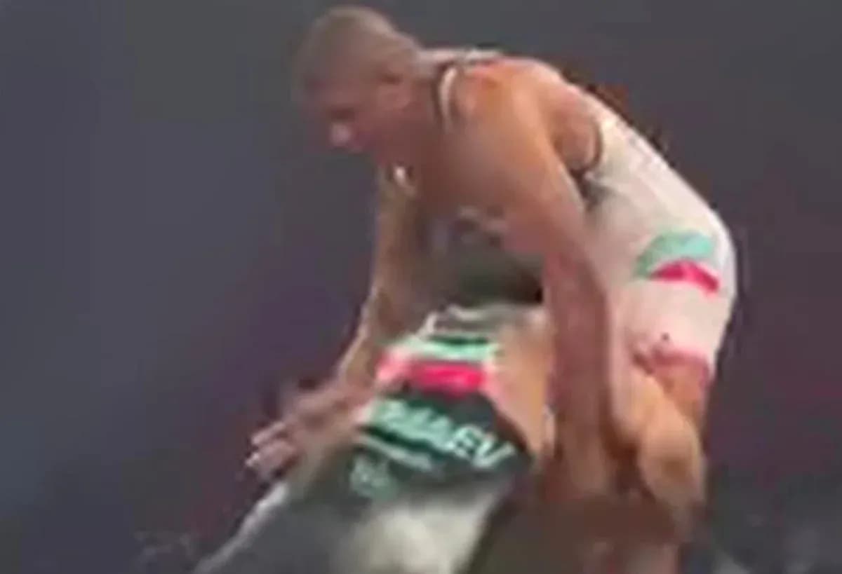 Luchadores en acción durante un combate de lucha libre