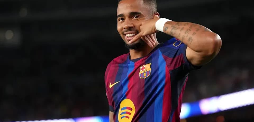 Jugador de Barcelona celebrando con gesto telefónico