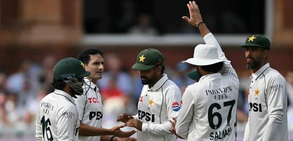 Jugadores de Pakistán celebrando un wicket en partido