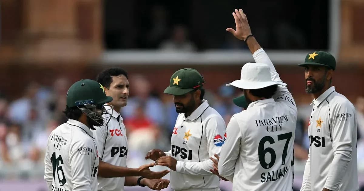 Jugadores de Pakistán celebrando un wicket en partido Jugadores de Pakistán celebrando un wicket en partido