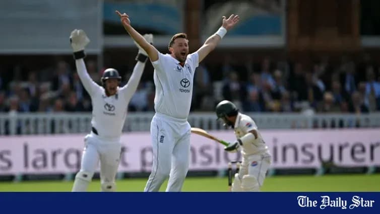 Jugadores de cricket celebrando un wicket en el campo
