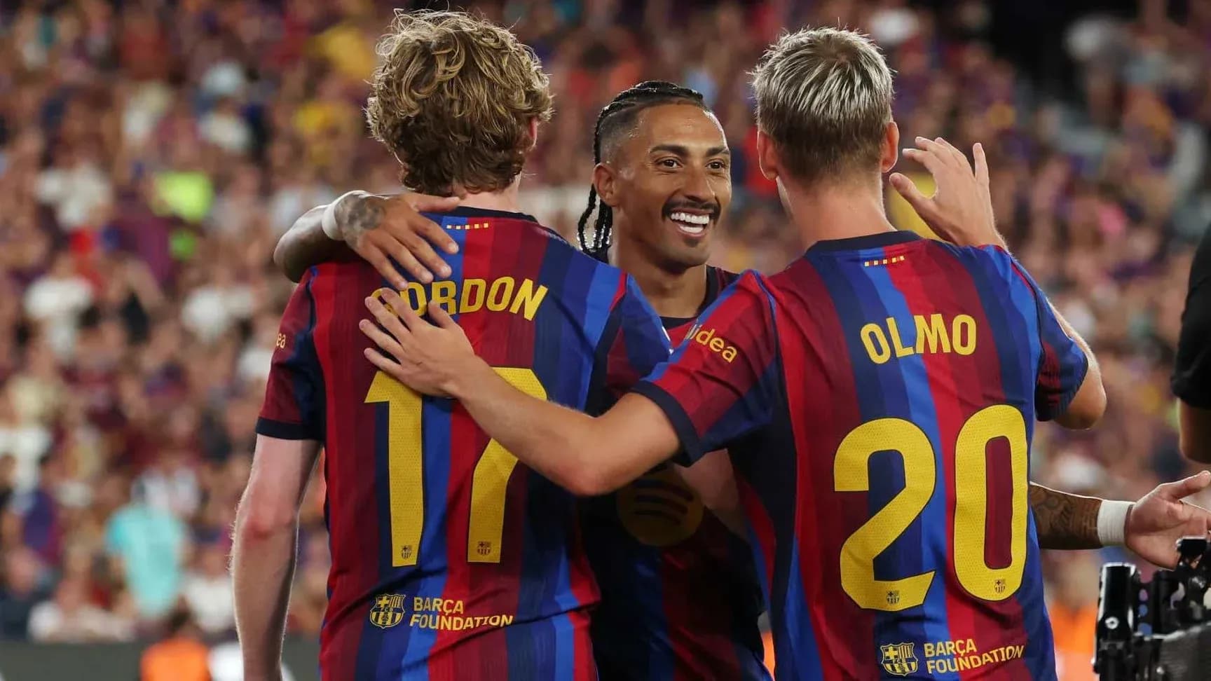 Jugadores de Barcelona celebrando un gol juntos