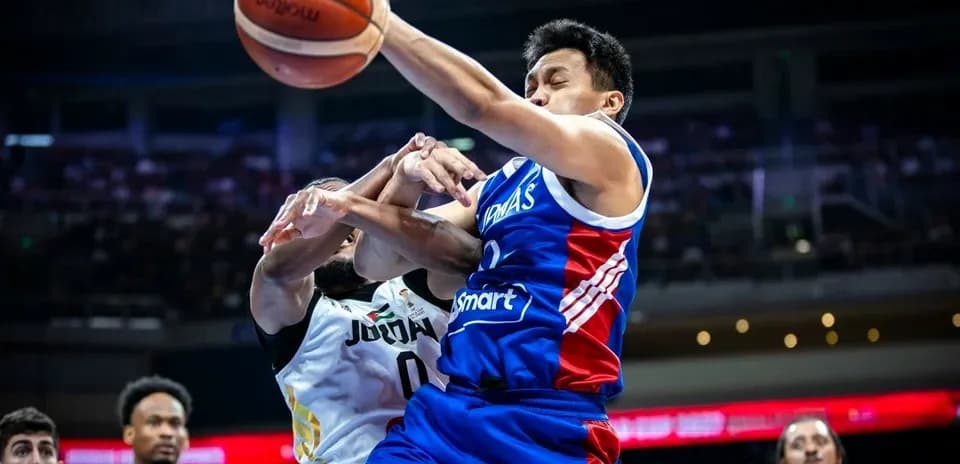 Jugador de Filipinas luchando por el balón en partido