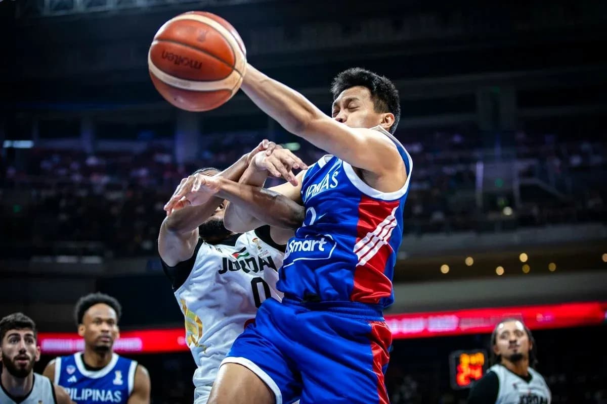 Jugador de Filipinas luchando por el balón en partido
