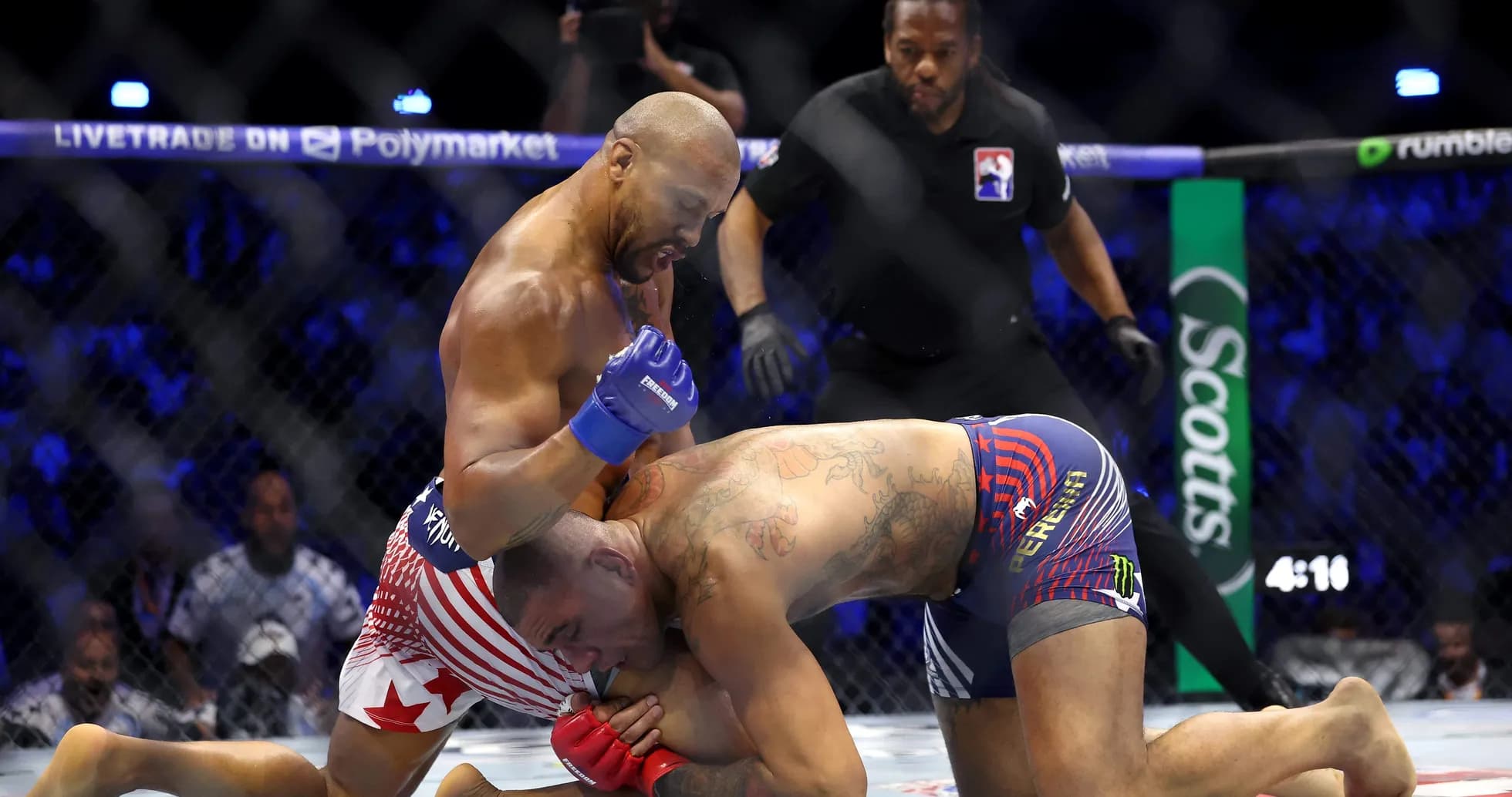 Luchador golpeando a oponente en combate de MMA