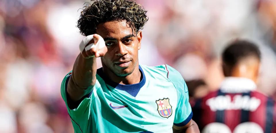 Jugador de Barcelona señalando hacia el público