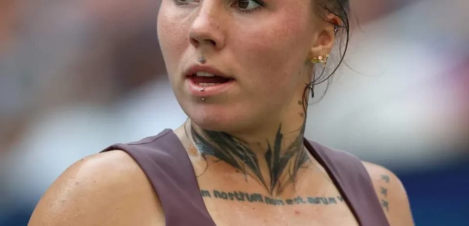 Jugadora de tenis con tatuajes en el cuello