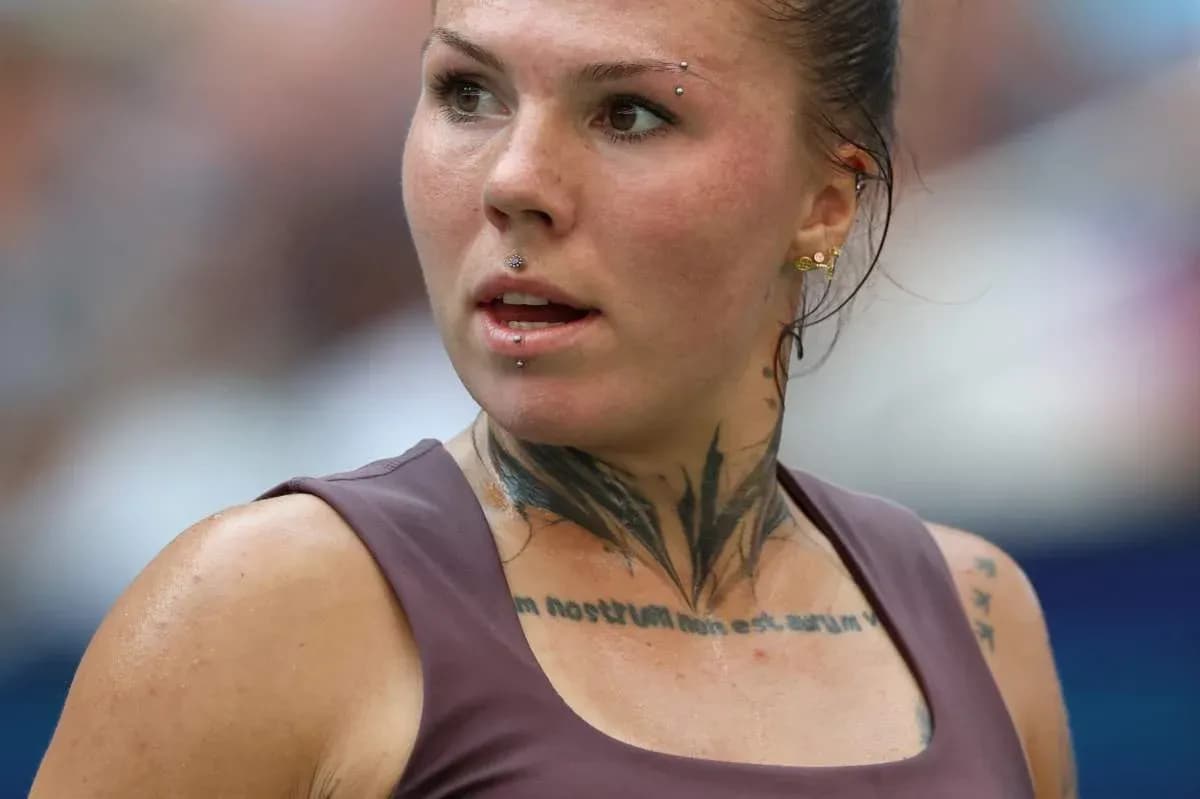 Jugadora de tenis con tatuajes en el cuello