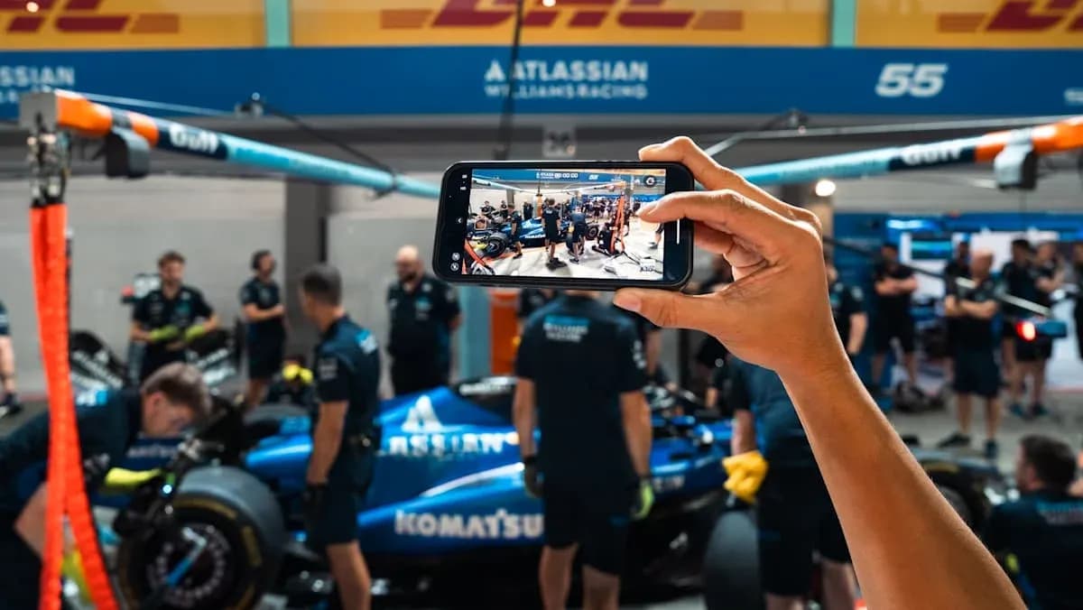 Persona tomando foto del equipo Williams en el pit
