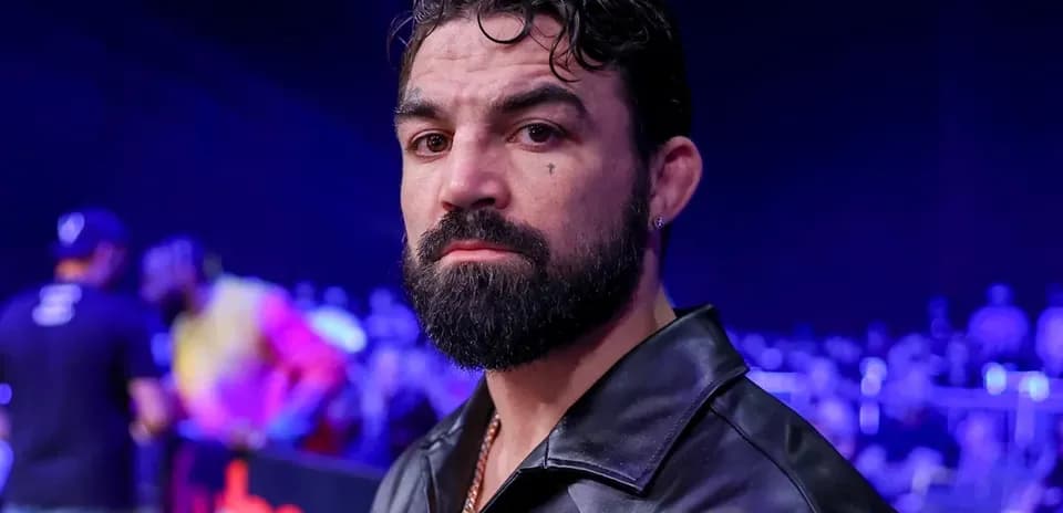 Hombre con barba en evento deportivo