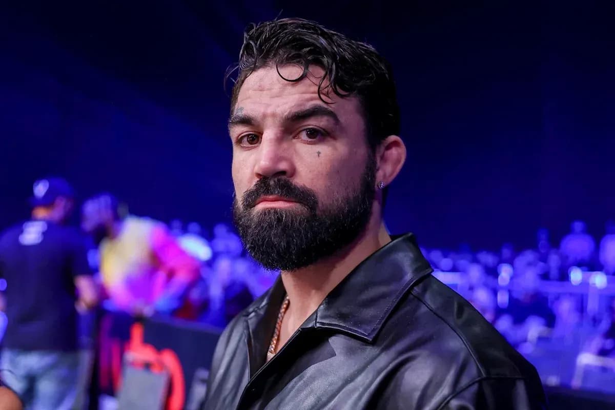 Hombre con barba en evento deportivo