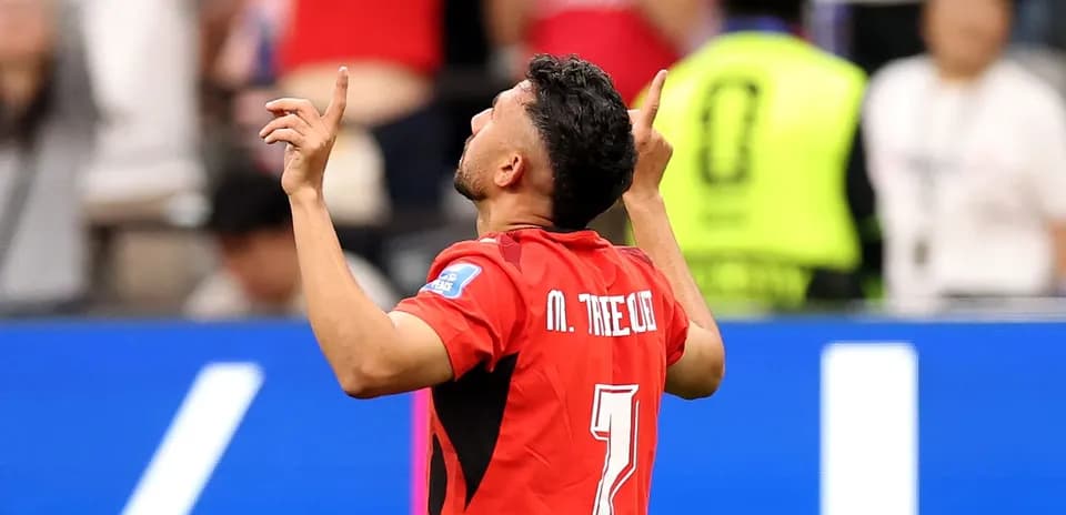 Jugador celebrando un gol en el estadio