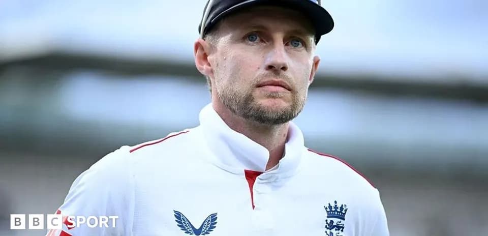 Jugador de cricket en uniforme de Inglaterra mirando al frente