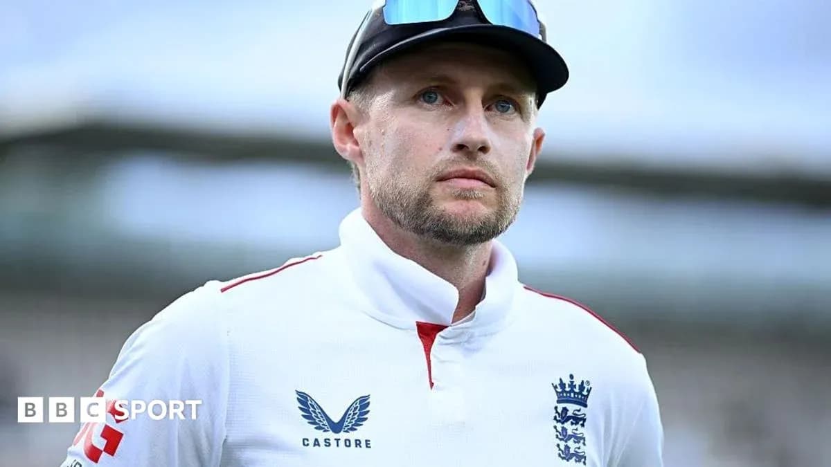 Jugador de cricket en uniforme de Inglaterra mirando al frente