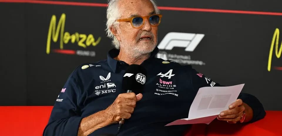 Persona hablando en conferencia de prensa en Monza