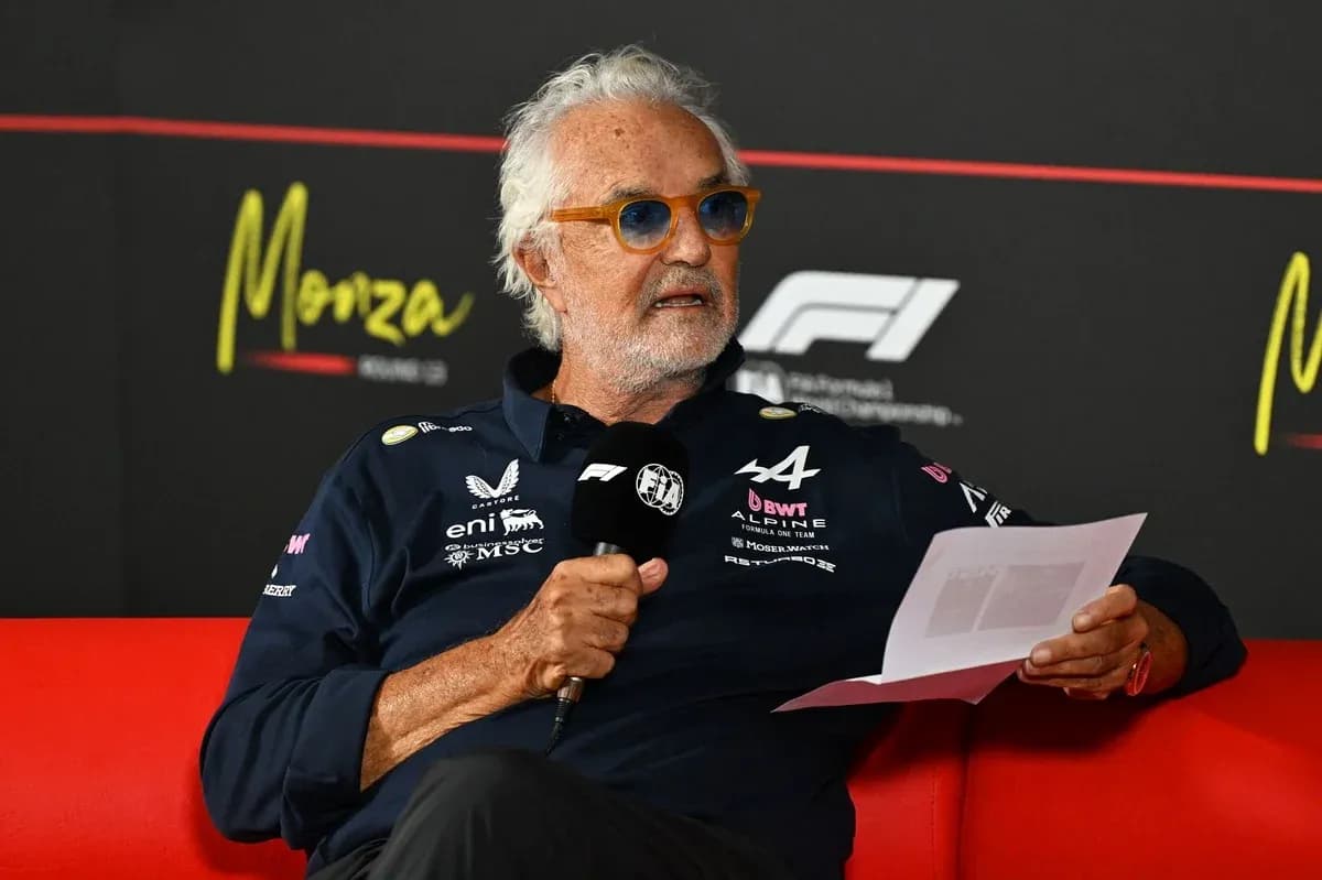 Persona hablando en conferencia de prensa en Monza