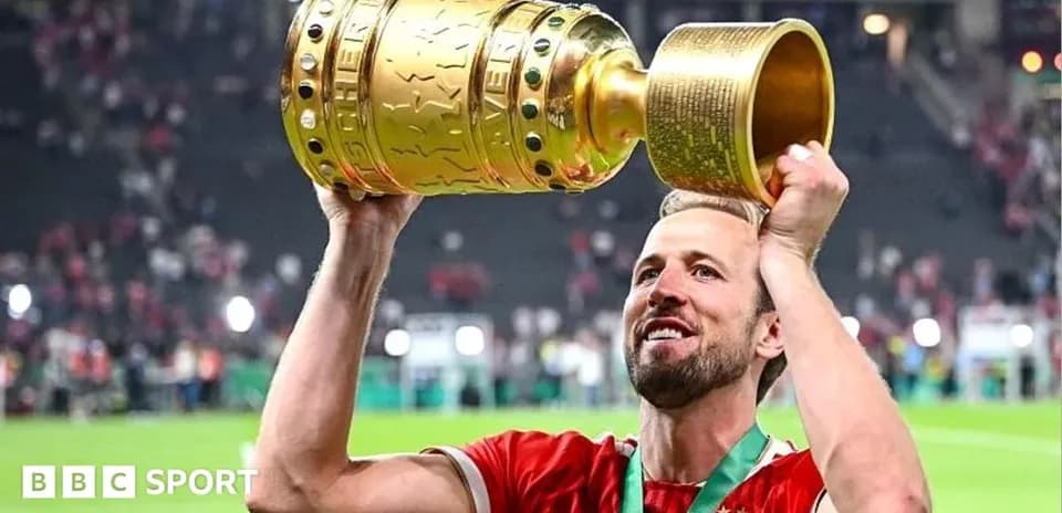 Jugador levantando el trofeo tras la victoria