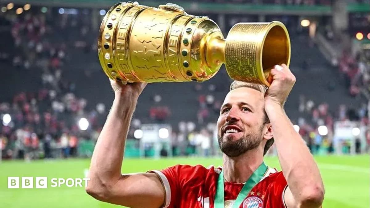Jugador levantando el trofeo tras la victoria