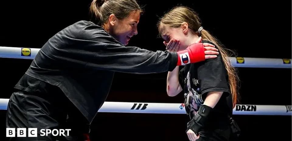 Entrenadora hablando con joven boxeadora en ring