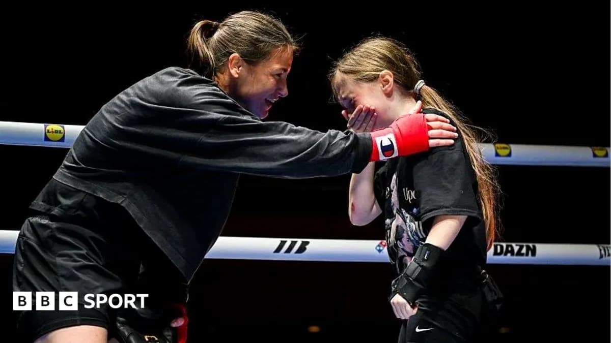 Entrenadora hablando con joven boxeadora en ring