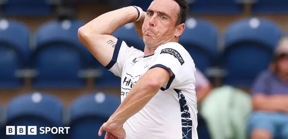 Jugador lanzando en partido de cricket