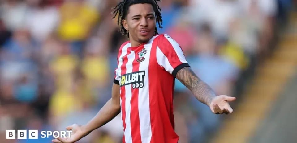 Jugador de Southampton gesticulando en el campo